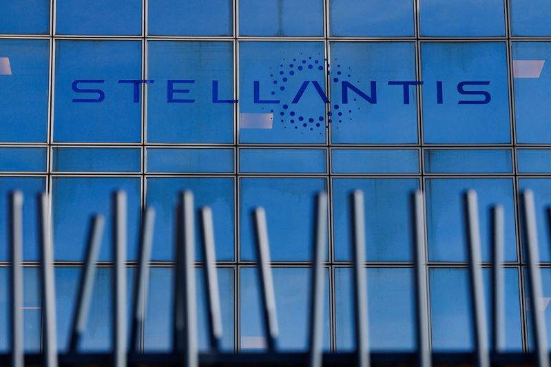 &copy; Reuters. FILE PHOTO: The logo of Stellantis sits on the company's building in Poissy, near Paris, France, February 26, 2025. REUTERS/Stephanie Lecocq/ File Photo