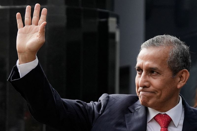 &copy; Reuters. Ex-presidente peruano Ollanta Humala chega e a tribunal em Lima n15/04/2025nREUTERS/Angela Ponce