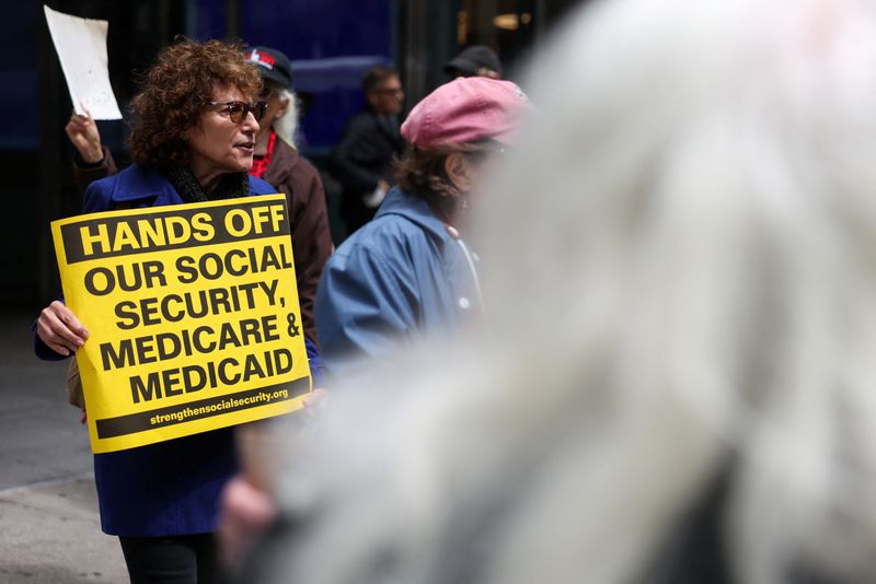 &copy; Reuters. People rally as part of a nationwide "Hands off Social Security!" protest outside the U.S. Social Security Administration in Brooklyn, New York City, U.S., April 15, 2025. REUTERS/Kylie Cooper