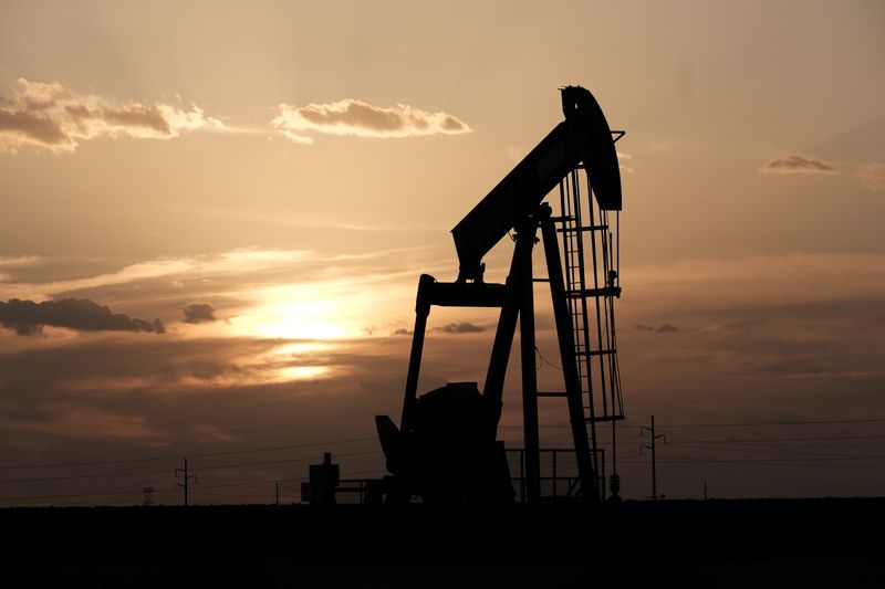 &copy; Reuters. Bombas de petróleo funcionam ao pôr do sol perto de Midland, Texas, EUAn21/08/2019nREUTERS/Jessica Lutz