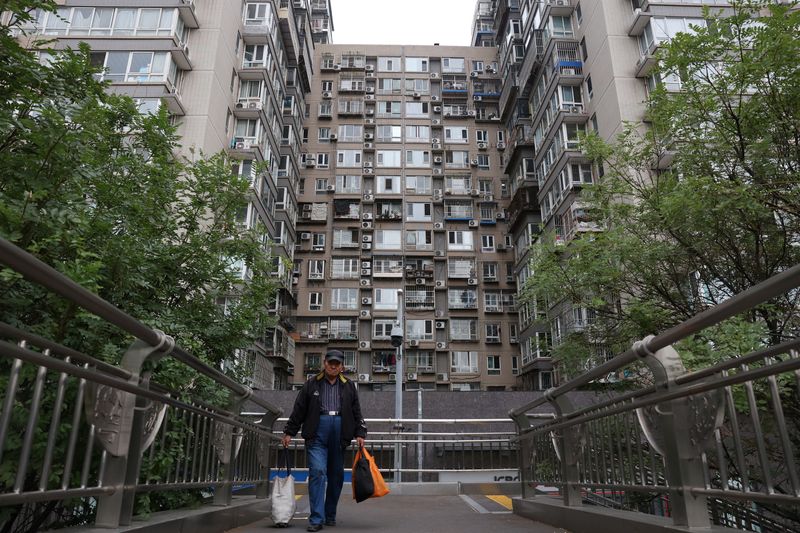 China property investment falls 9.9% y/y in January-March