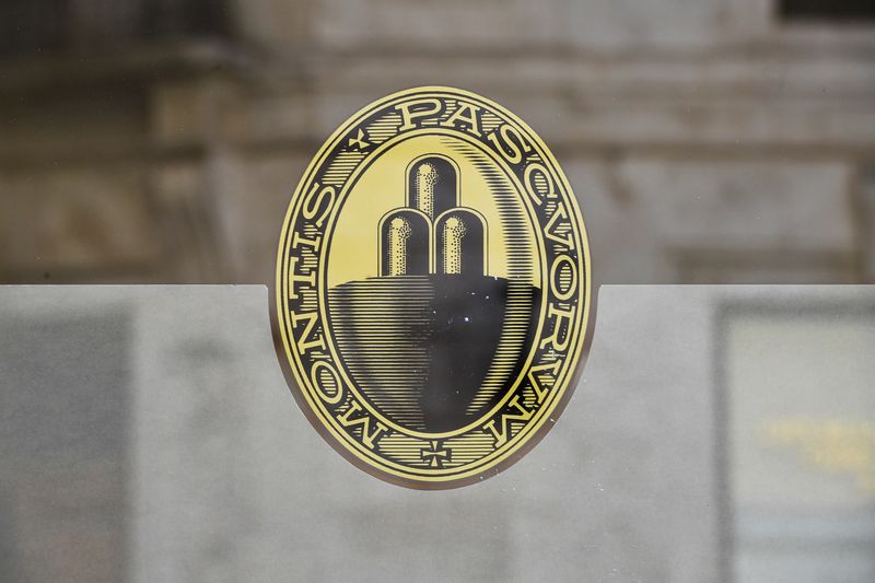 &copy; Reuters. Logo di Monte dei Paschi di Siena (Mps), la banca più antica al mondo, a Siena, Italia. Foto scattata l'11 agosto 2021. REUTERS/Jennifer Lorenzini