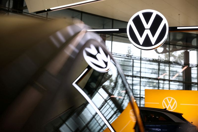 &copy; Reuters. FILE PHOTO: A Volkswagen logo is seen in Wolfsburg, Germany, March 11, 2025. REUTERS/Liesa Johannssen/File Photo