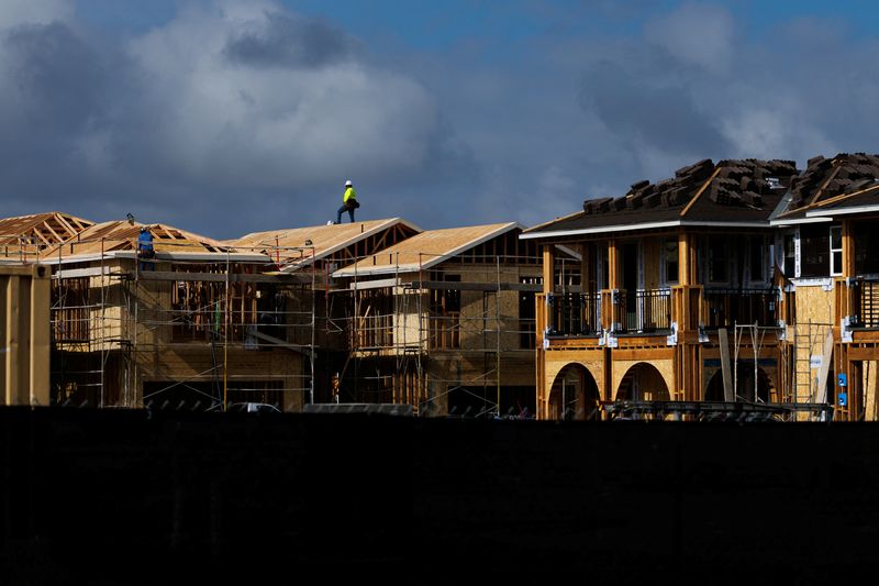 &copy; Reuters. FILE PHOTO: A construction worker pauses for a rest as he helps build residential homes in Irvine, California, U.S., March 28, 2025.  REUTERS/Mike Blake/File Photo
