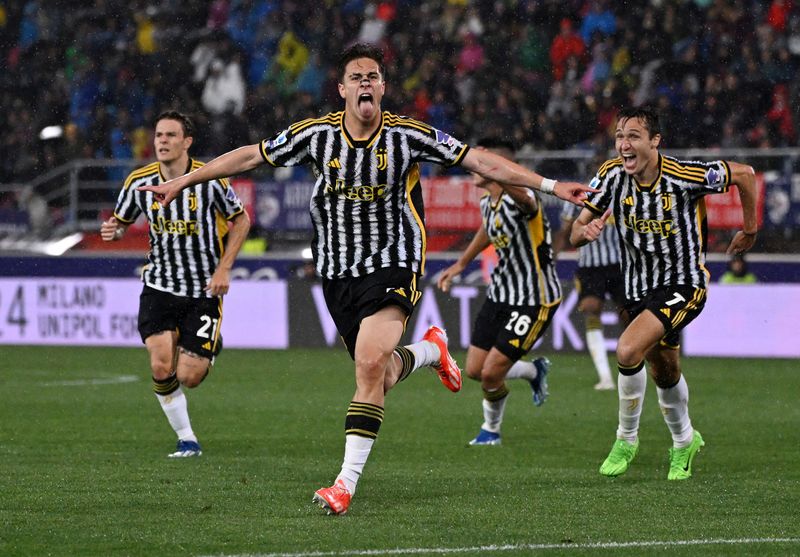 &copy; Reuters. Calcio - Serie A - Bologna v Juventus - Stadio Renato Dall'Ara, Bologna, Italia - 20 maggio 2024 Kenan Yildiz della Juventus festeggia il terzo gol con Federico Chiesa REUTERS/Alberto Lingria
