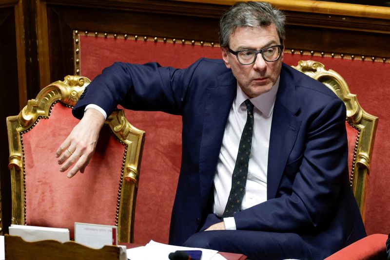 &copy; Reuters. Il ministro dell'Economia italiano Giancarlo Giorgetti guarda mentre la premier italiana Giorgia Meloni si presenta alla Camera alta del Parlamento di Roma, in vista di un vertice dei leader dell'Unione europea, a Roma, Italia, 18 marzo 2025. REUTERS/Remo