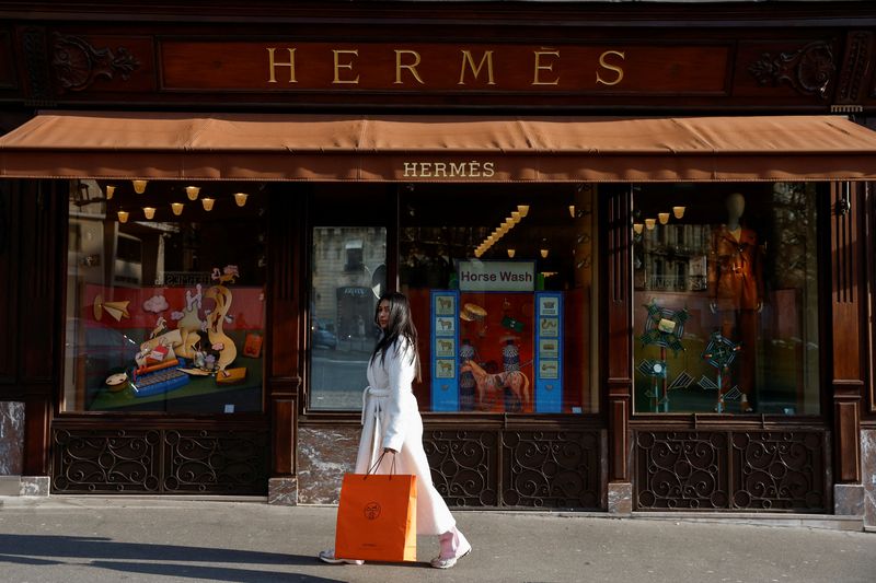&copy; Reuters. Loja da Hermès em Paris, Françan14/2/2025 REUTERS/Abdul Saboor/Arquivo