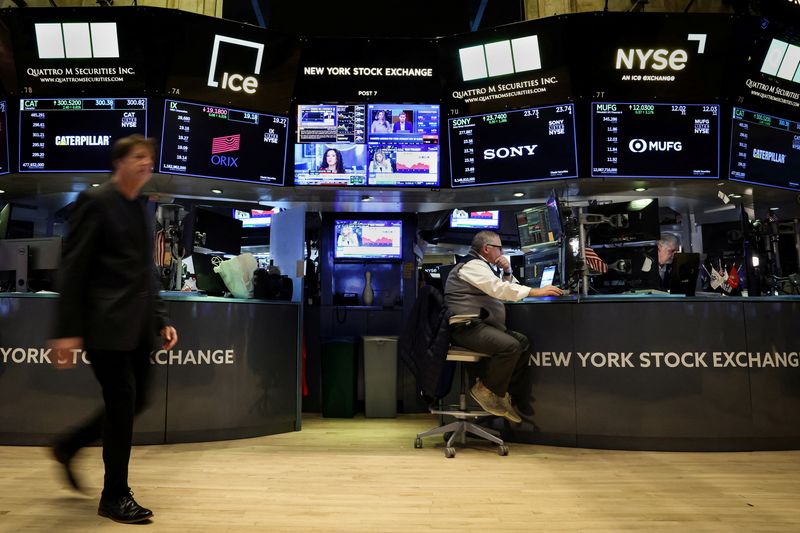 Canadians bought record amount of US shares in February