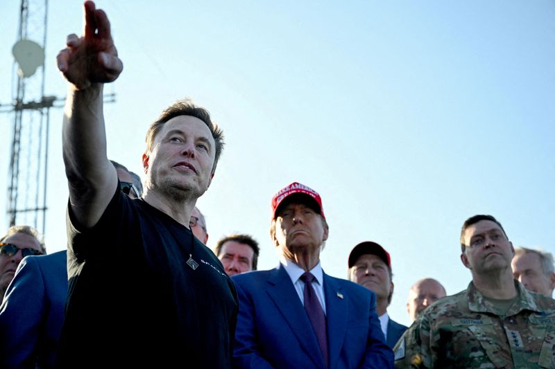 &copy; Reuters. Elon Musk conversa com o presidente dos EUA, Donald Trump, durante lançamento do sexto voo de teste da nave Starship, da SpaceX, em Brownsville, Texasn19/11/2024n Brandon Bell/Pool via REUTERS