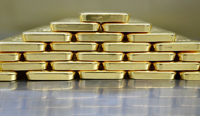 &copy; Reuters. FILE PHOTO: Gold bars are stacked in the safe deposit boxes room of the Pro Aurum gold house in Munich, Germany, January 10, 2025. REUTERS/Angelika Warmuth/File Photo