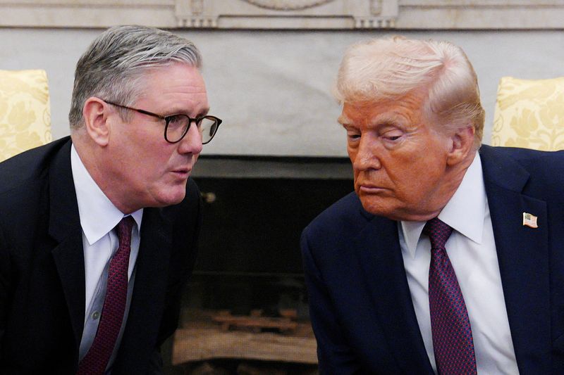 &copy; Reuters. Primeiro-ministro do Reino Unido, Keir Starmer, ao lado do presidente dos EUA, Donald Trump, em Washingtonn27/02/2025 Carl Court/Pool via REUTERS