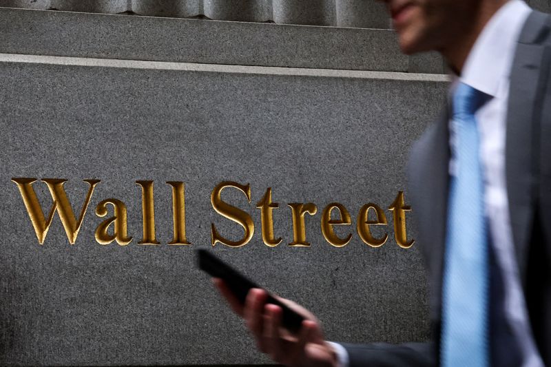 &copy; Reuters. Homem caminha na Wall St. do lado de fora da Bolsa de Nova Yorkn07/04/2025nREUTERS/Brendan McDermid
