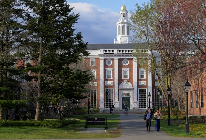 &copy; Reuters. FILE PHOTO: People walk on the Business School campus of Harvard University in Cambridge, Massachusetts, U.S., April 15, 2025.   REUTERS/Faith Ninivaggi/File Photo