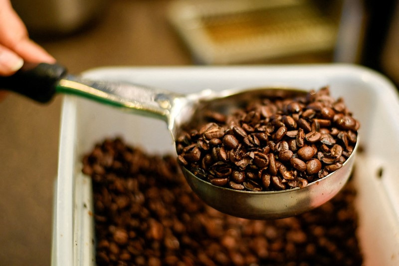 &copy; Reuters. FILE PHOTO: Beans are scooped at a Starbucks coffeehouse in Austin, Texas, U.S., February 11, 2017. Picture taken February 11, 2017. REUTERS/Mohammad Khursheed/File Photo