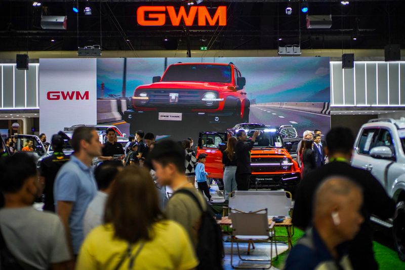 &copy; Reuters. Pessoas visitam estande da Great Wall Motors no Salão do Automóvel da Tailândia, em Bangcocn29/11/2024 REUTERS/Athit Perawongmetha