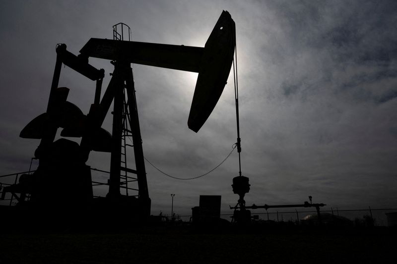 &copy; Reuters. FILE PHOTO: A pump jack operates near a crude oil reserve in the Permian Basin oil field near Midland, Texas, U.S. February 18, 2025.  REUTERS/Eli Hartman/File Photo