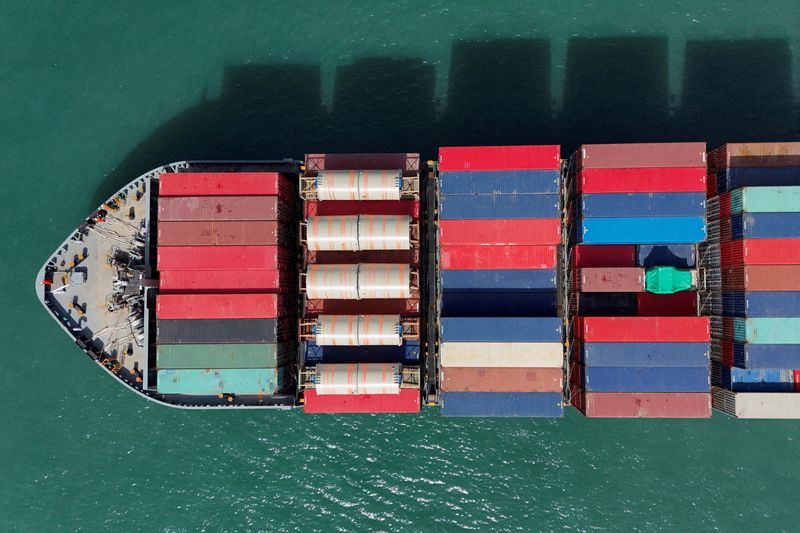 &copy; Reuters. Bavio cargueiro no terminal de contêineres do porto de Kwai Tsing, em Hong Kongn16/04/2025 REUTERS/Tyrone Siu