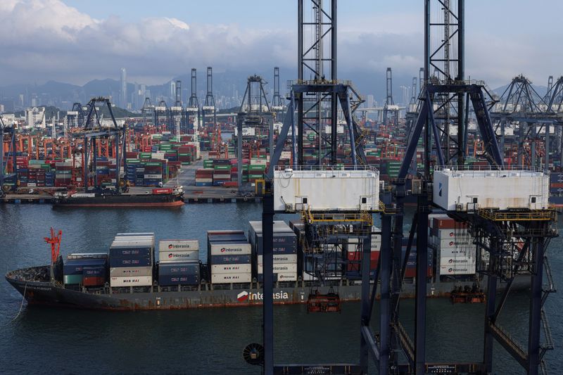 &copy; Reuters. Visão geral mostra navios de transporte de contêineres em um terminal em Hong Kongn23/04/2025nREUTERS/Tyrone Siu