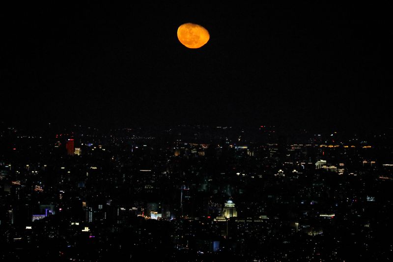 &copy; Reuters. Lua é vista sobre a cidade de Pequimn20/02/2022nREUTERS/Tingshu Wang