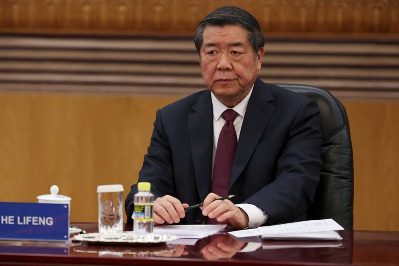 &copy; Reuters. Vice-premiê da China, He Lifeng, durante reunião com líderes empresariais estrangeiros em Pequimn28/03/2025 REUTERS/Florence Lo