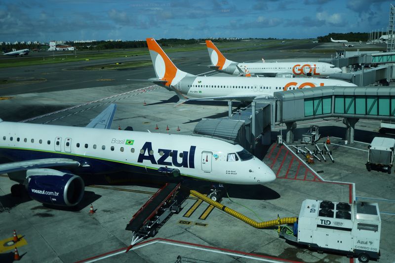 &copy; Reuters. Aviões da Azul e da Gol no aeroporto Luis Eduardo Magalhães, em Salvadorn03/02/2025nREUTERS/Ueslei Marcelino