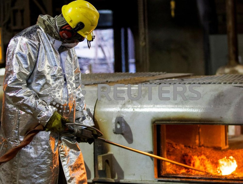 &copy; Reuters. Funcionário trabalha no alto-forno da siderúrgica Usiminas, em Ipatinga, Minas Gerais, Brasiln17/04/2018nREUTERS/Alexandre Mota