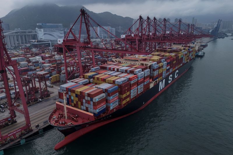 © Reuters. FILE PHOTO: A general view shows container terminal in Hong Kong, China, April 23, 2025. REUTERS/Tyrone Siu/File Photo
