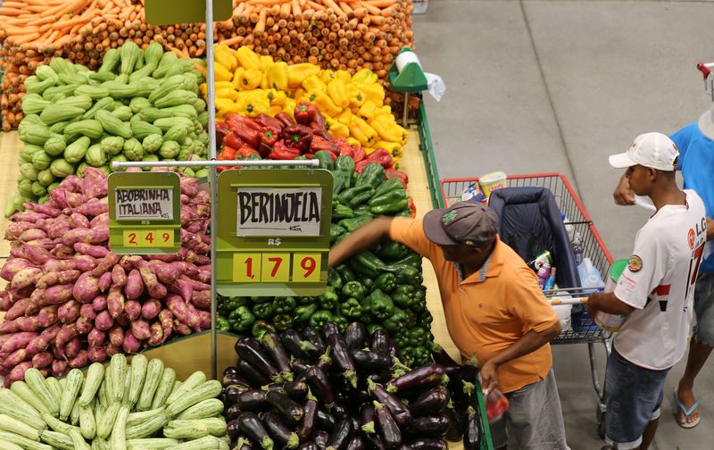 &copy; Reuters. Mercado em São Paulon11/01/2017. REUTERS/Paulo Whitaker