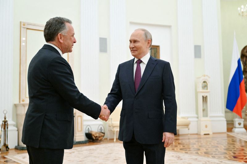&copy; Reuters. Il presidente russo Vladimir Putin accoglie l'inviato del presidente Usa Donald Trump Steve Witkoff durante un incontro a Mosca, Russia, 25 aprile 2025. Sputnik/Kristina Kormilitsyna