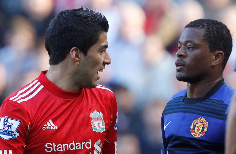 &copy; Reuters. Evra e Suárez durante partida Manchester United x Liverpool, em 2011n15/10/2011nREUTERS/Phil Noble