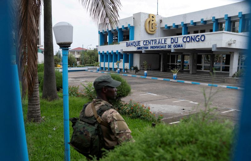 &copy; Reuters. Membro do grupo rebelde M23 monta guarda no Banco Central do Congo, em Goma, província de Kivu do Norte, no leste da República Democrática do Congon07/04/2025nREUTERS/Arlette Bashizi