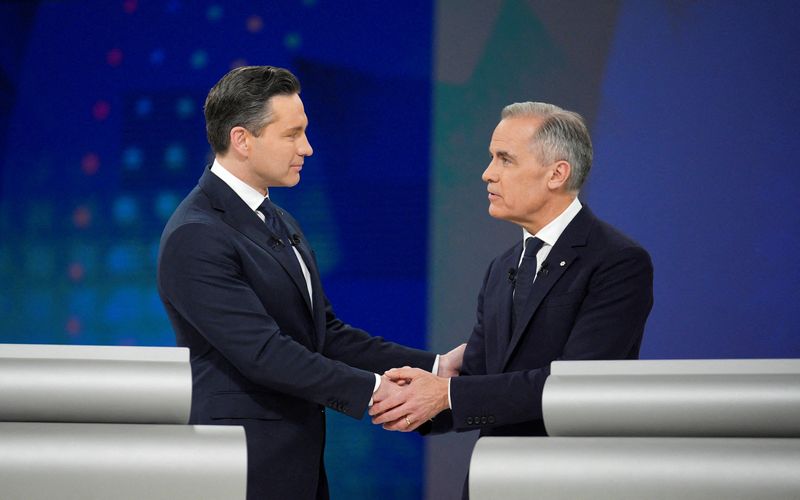 &copy; Reuters. Líder conservador, Pierre Poilievre, e primeiro-ministro canadense, Mark Carney, durante debate, em Montrealn17/04/2025nChristopher Katsarov/Pool via REUTERS