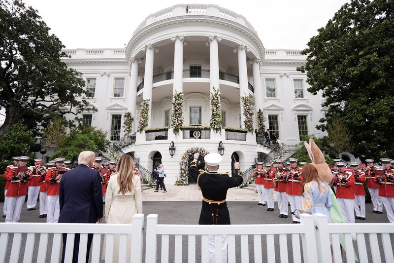 &copy; Reuters. Presidente dos EUA, Donald Trump, e primeira-dama, Melania Trump, participam de evento de Páscoana Casa Branca.nREUTERS/Ken Cedeno
