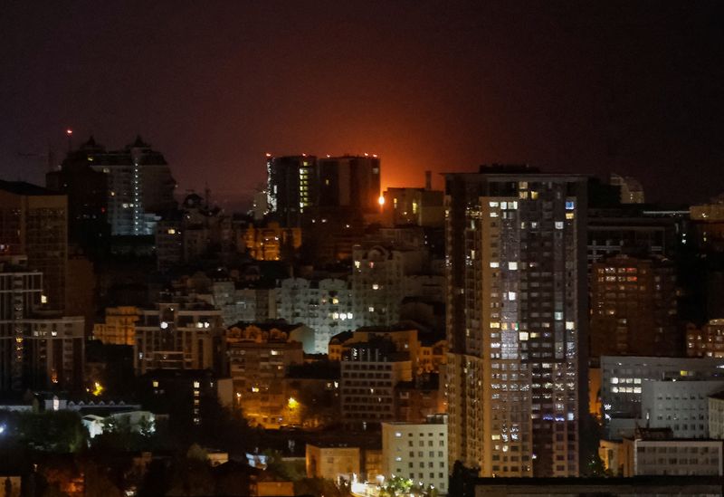 &copy; Reuters. An explosion of a drone is seen in the sky over the city, during a Russian drone strike, amid Russia's attack on Ukraine, in Kyiv, Ukraine April 29, 2025. REUTERS/Gleb Garanich