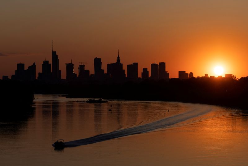 &copy; Reuters. A view of sunset over skyline in Warsaw, Poland April 27, 2024. REUTERS/Kuba Stezycki