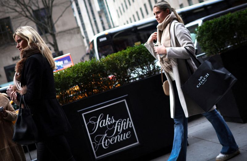 &copy; Reuters. FILE PHOTO: Holiday shoppers walk outside the Saks Fifth Avenue flagship store in Manhattan in New York City, U.S., December 5, 2023. REUTERS/Mike Segar/File Photo