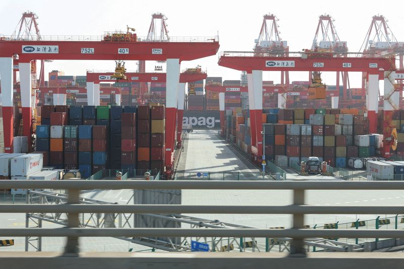 &copy; Reuters. Contêineres reunidos em porto de Xangai, na Chinan07/02/2025nREUTERS/Go Nakamura