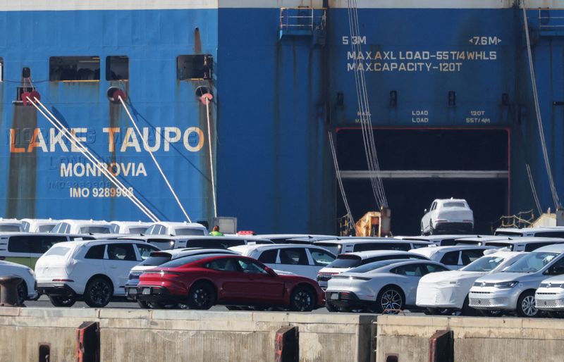&copy; Reuters. Veículos da Volkswagen em porto de Emden, na Alemanhan02/04/2025nREUTERS/Wolfgang Rattay