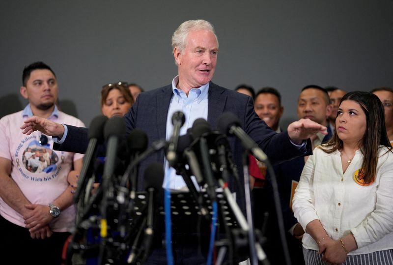 US senator presses Trump on wrongly detained man after El Salvador cites US funds