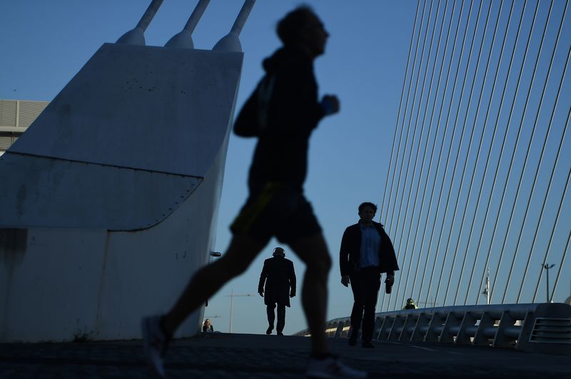 &copy; Reuters. FILE PHOTO: Commuters make their way into work in the morning in the financial district of Dublin, Ireland October 18, 2018. REUTERS/Clodagh Kilcoyne/File photo