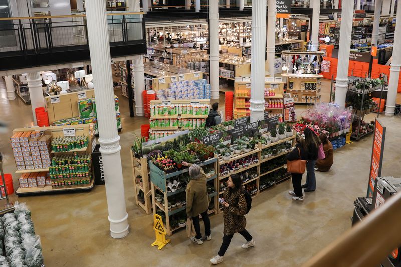 &copy; Reuters. FILE PHOTO: People shop at a Home Depot store in Manhattan in New York City, U.S.,  February 25, 2025. REUTERS/Jeenah Moon/File photo