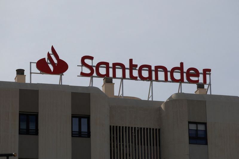 &copy; Reuters. Logo do Santander em prédio em Málaga, na Espanhan24/04/2024 REUTERS/Jon Nazca