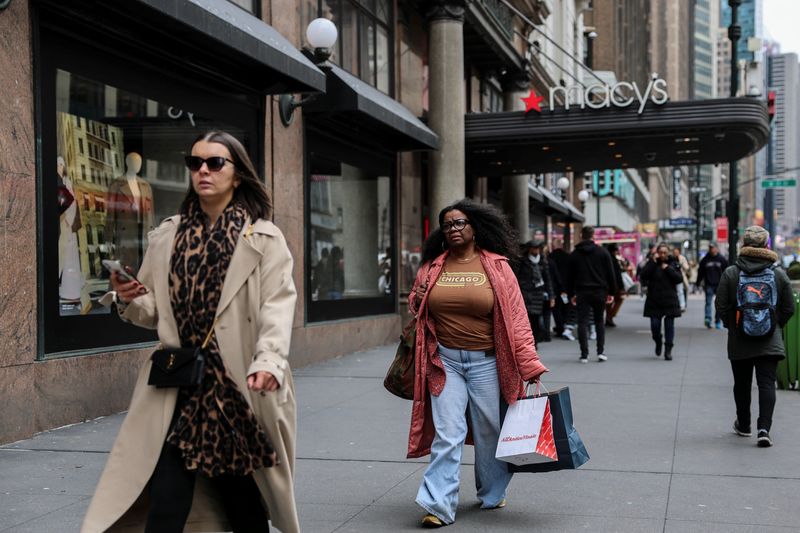 &copy; Reuters. FILE PHOTO: A woman carries shopping bags in Manhattan in New York City, U.S., February 25, 2025. REUTERS/Jeenah Moon/File photo