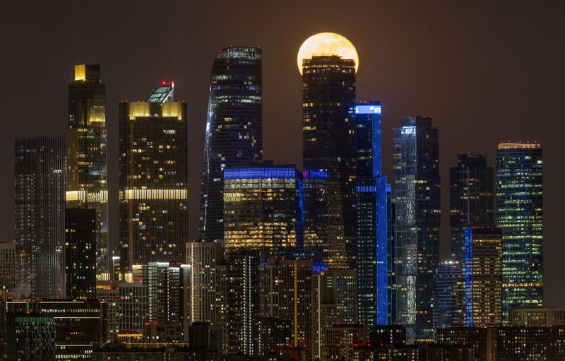 &copy; Reuters. The moon rises behind a skyscraper of the Moscow International Business Centre in the city of Moscow, Russia, March 15, 2025. REUTERS/Marina Lystseva     TPX IMAGES OF THE DAY