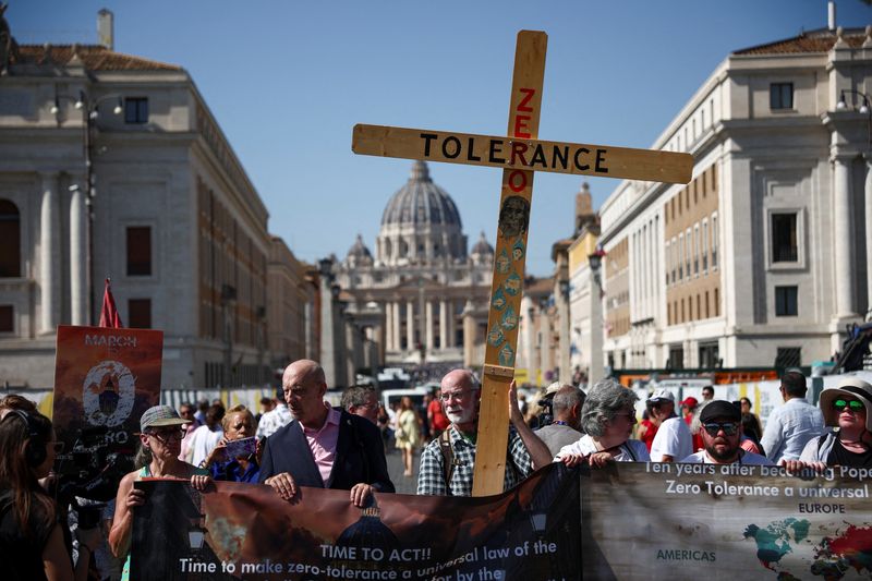 &copy; Reuters. Manifestação contra abuso sexual clerical no Vaticanon 27/9/2023   REUTERS/Guglielmo Mangiapane
