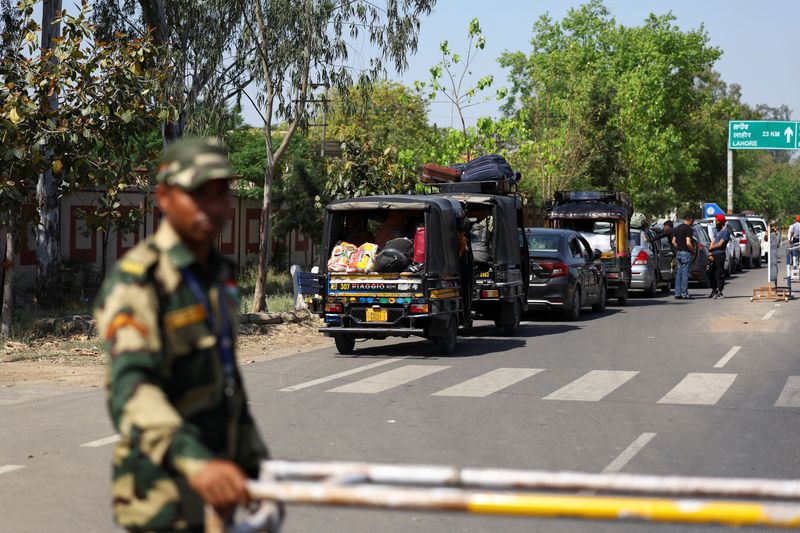 US urges India and Pakistan to de-escalate tensions after Kashmir attack
