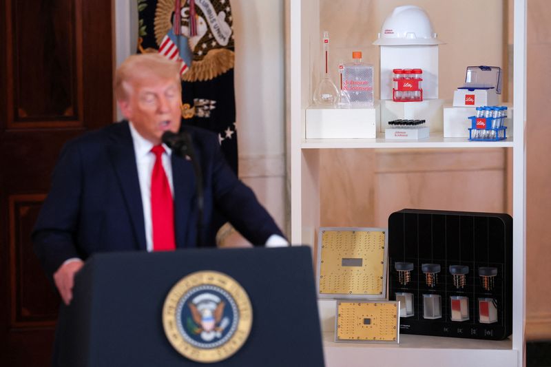 Trump warns of a 'tariff wall' for pharmaceutical companies