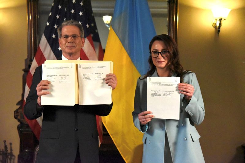 &copy; Reuters. FILE PHOTO: U.S. Treasury Secretary Scott Bessent and Ukrainian First Deputy Prime Minister Yulia Svyrydenko pose after signing a deal that will give the United States preferential access to new Ukrainian minerals deals and fund investment in Ukraine's re