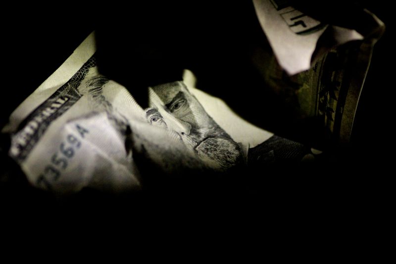 Dólar ronda estabilidade na abertura com alívio em tensões comerciais e dados dos EUA em foco