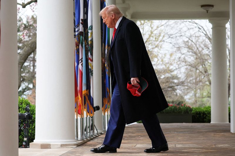 Trump diz que EUA estão em "período de transição" e minimiza impacto de recessão de curto prazo